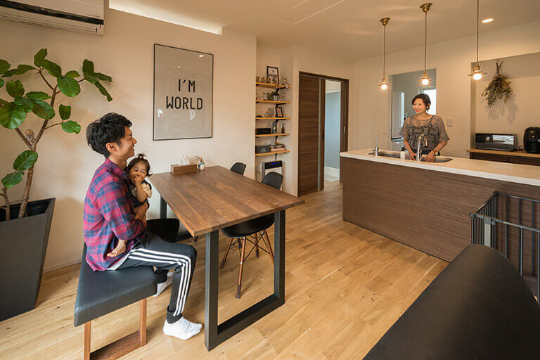 伴工務店の注文住宅のリビングで寛いでいる家族の写真